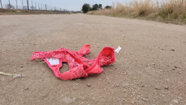 Las tangas aparecieron tiradas en las calles de la localidad.