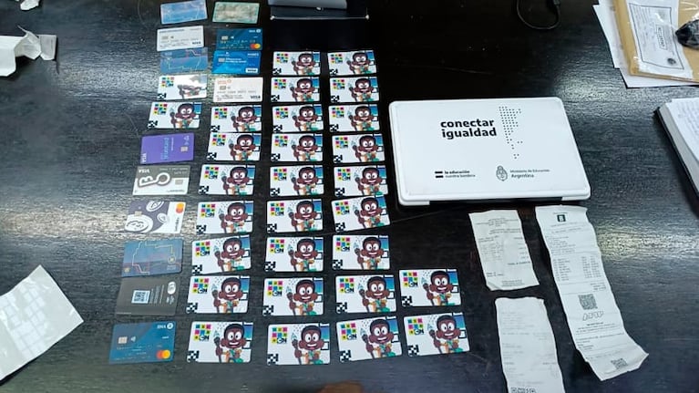 Las tarjetas que tenían los delincuentes en su poder.