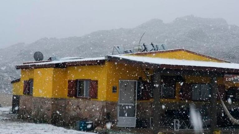 Las temperaturas marcaron bajo cero en las Altas Cumbres y el paisaje se tiñó de blanco.
