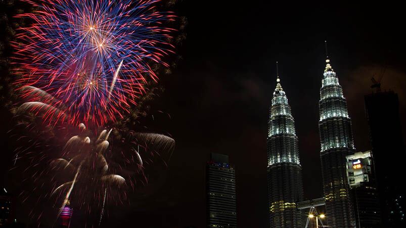 Las Torres Petronas y los fuegos artificiales en Malasia. Foto: AP.