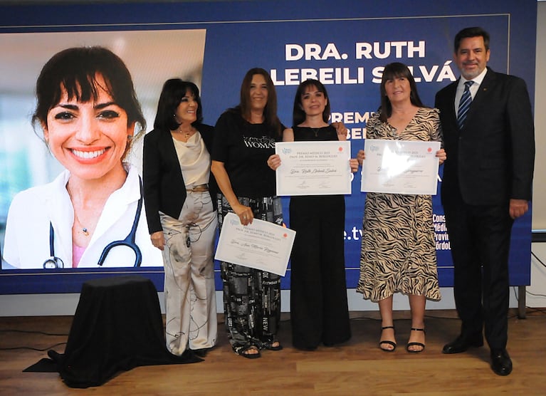 Las tres finalistas con sus diplomas.
