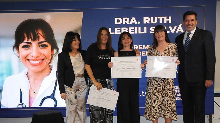 Las tres finalistas con sus diplomas.