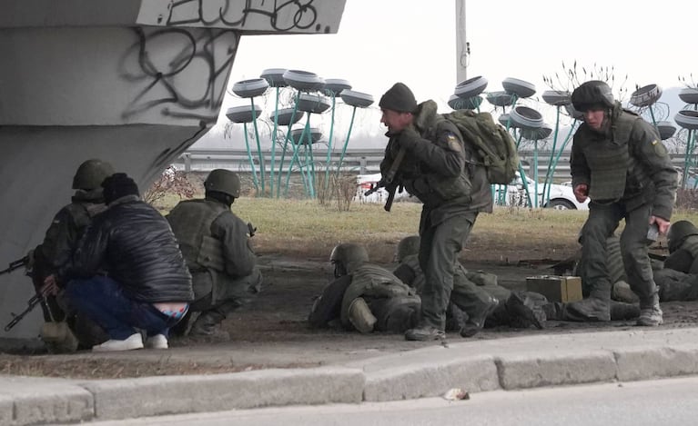 Las tropas ucranianas resisten a la invasión mientras el presidente pide apoyo militar. Foto: El País.