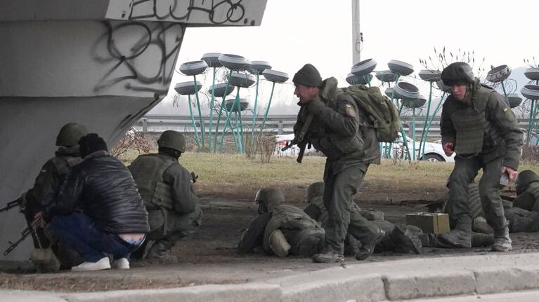 Las tropas ucranianas resisten a la invasión mientras el presidente pide apoyo militar. Foto: El País.