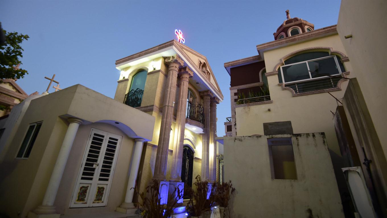 Las tumbas lujosas de capos narcos en el cementerio de Sinaloa.