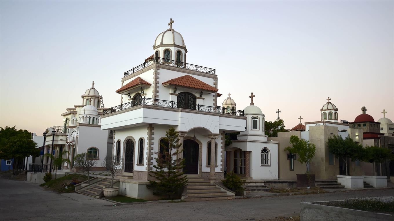 Las tumbas lujosas de capos narcos en el cementerio de Sinaloa.