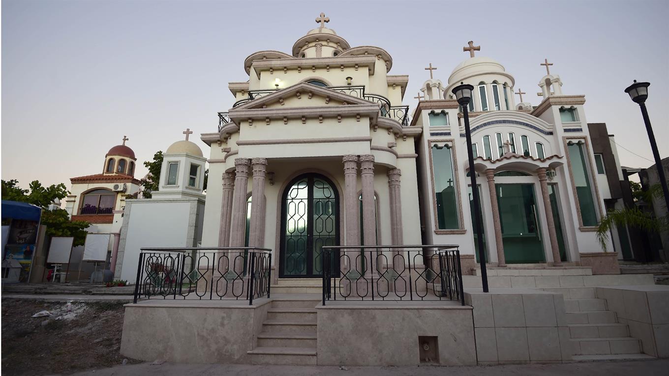 Las tumbas lujosas de capos narcos en el cementerio de Sinaloa.