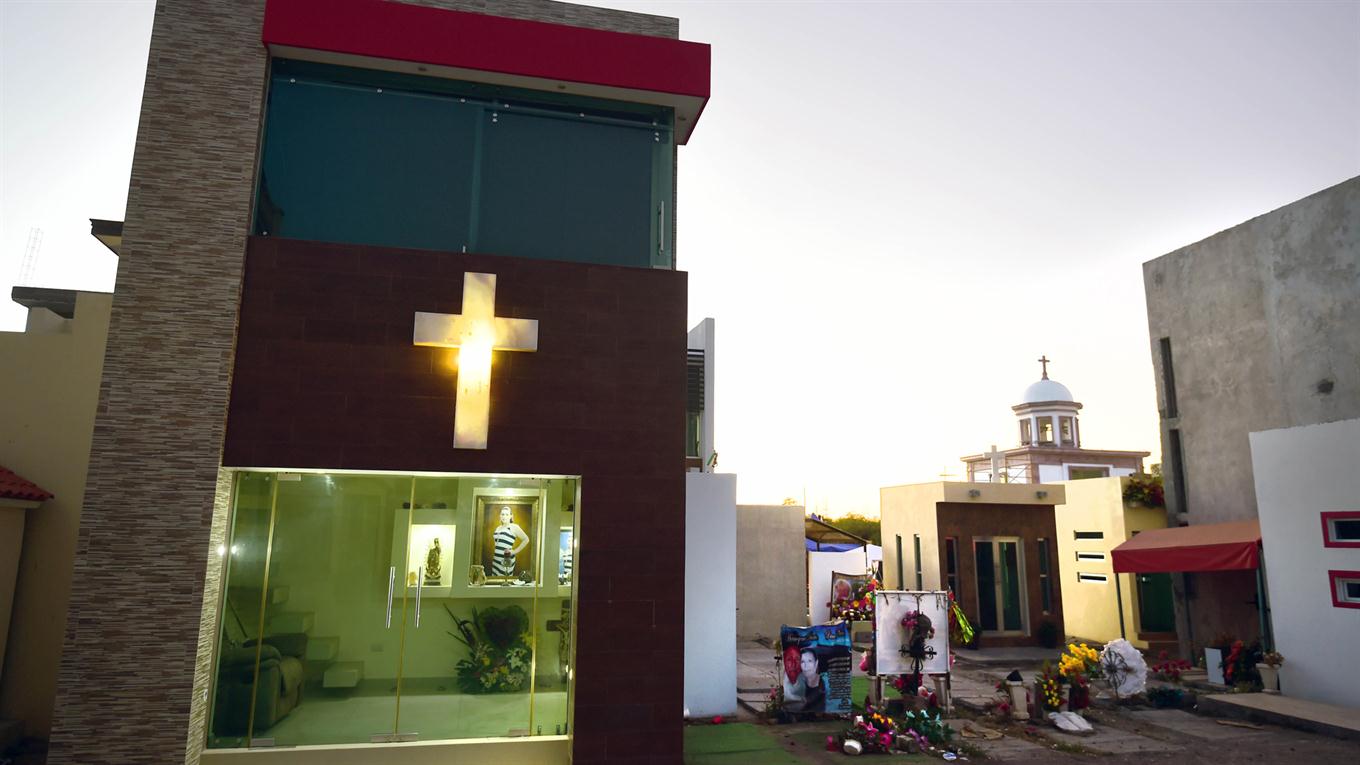 Las tumbas lujosas de capos narcos en el cementerio de Sinaloa.