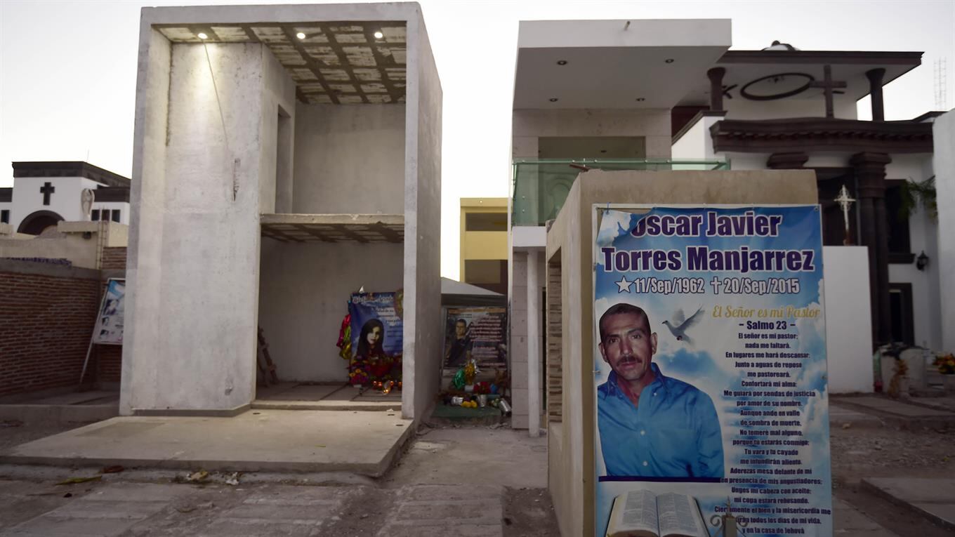 Las tumbas lujosas de capos narcos en el cementerio de Sinaloa.