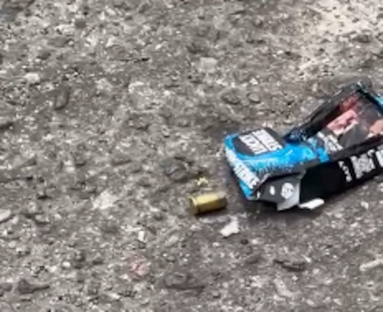 Las vainas servidas quedaron desparramadas en la calle.