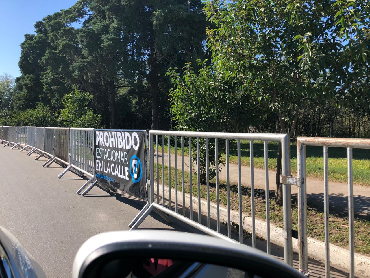 Las vallas del Parque del Chateau advierten que no se puede estacionar en cualquier lado.