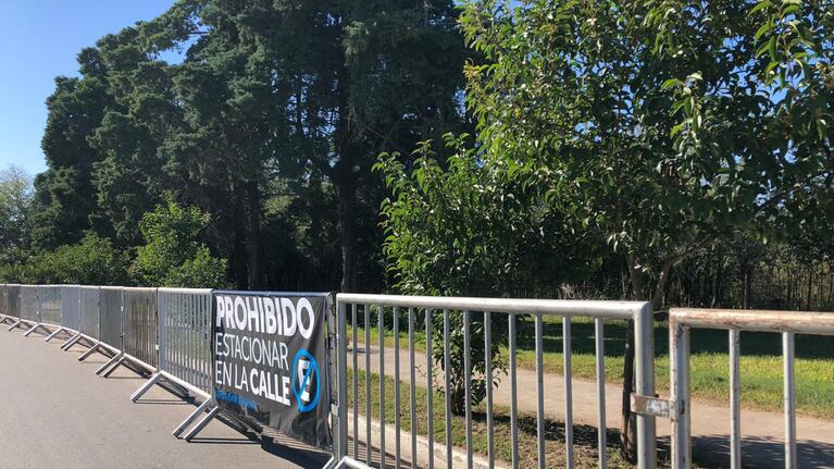 Las vallas del Parque del Chateau advierten que no se puede estacionar en cualquier lado.