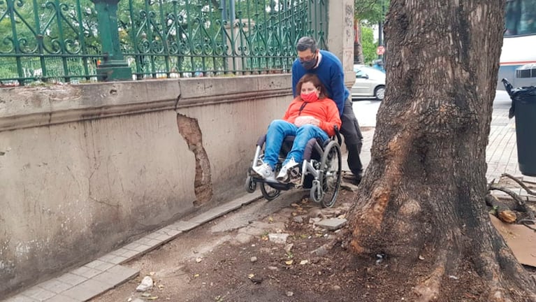 Las veredas parecen una carrera de obstáculos.