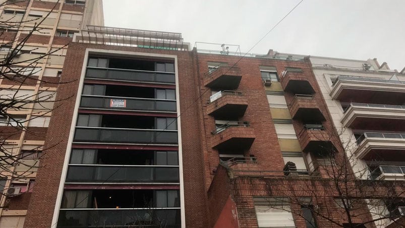 Las víctimas aseguran que el ladrón ingresó por la terraza de un edificio colindante.