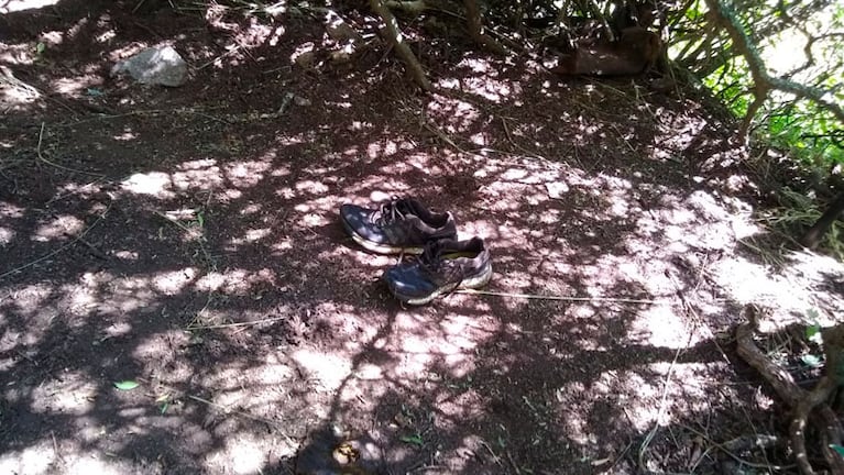 Las zapatillas de Mariela Natalí aparecieron en el camino.