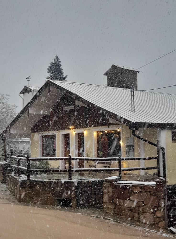 Las zonas altas de la provincia se pintaron de blanco luego del cambio de tiempo.