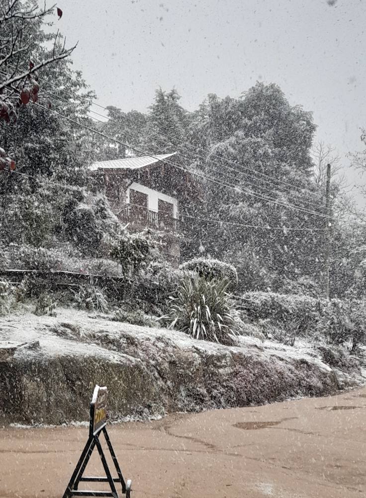 Las zonas altas de la provincia se pintaron de blanco luego del cambio de tiempo.