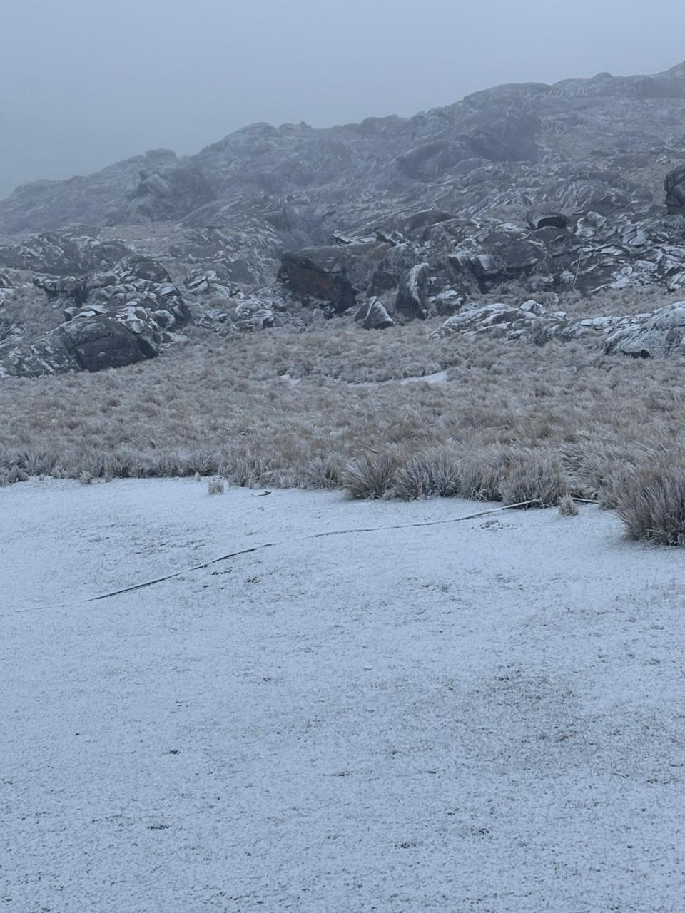 Las zonas altas de la provincia se pintaron de blanco luego del cambio de tiempo.