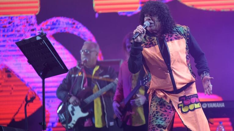 Laura Repezza, percusionista de La Mona, fue la encargada de llevar el regalo.