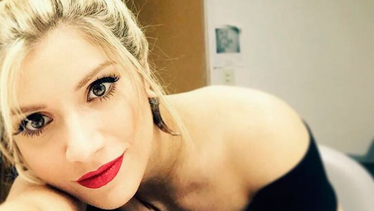 Laurita Fernández, muy cerca de un cantante. 