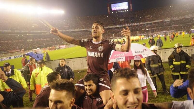 Lautaro Acosta disfrutaba del gran triunfo de Lanús. Foto: Clarín. 