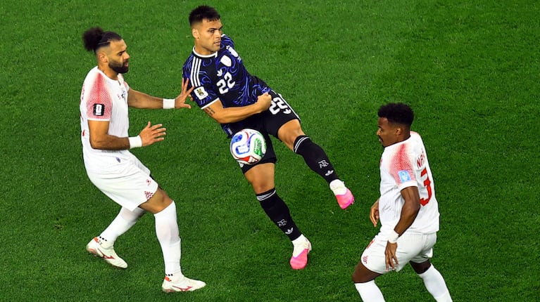 Lautaro Martínez ante Jordania en Dallas. (Foto: Reuters)