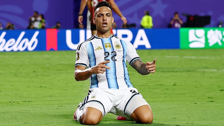Lautaro Martínez en el festejo del gol ante Suiza.