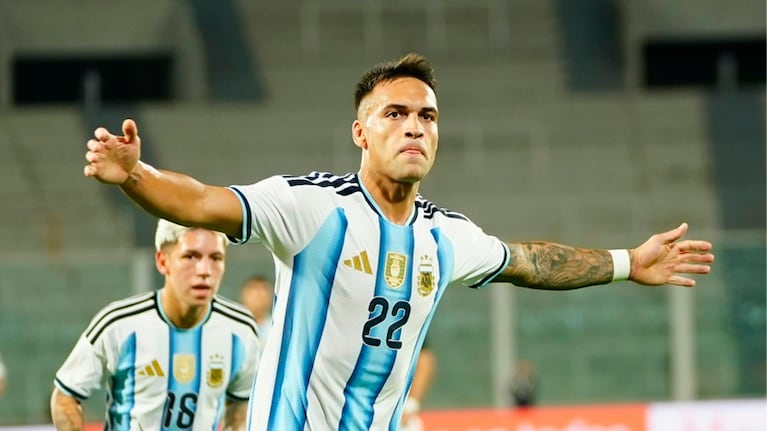 Lautaro Martínez festeja su gol en el Kempes. Foto: Lucio Casalla / ElDoce.tv.