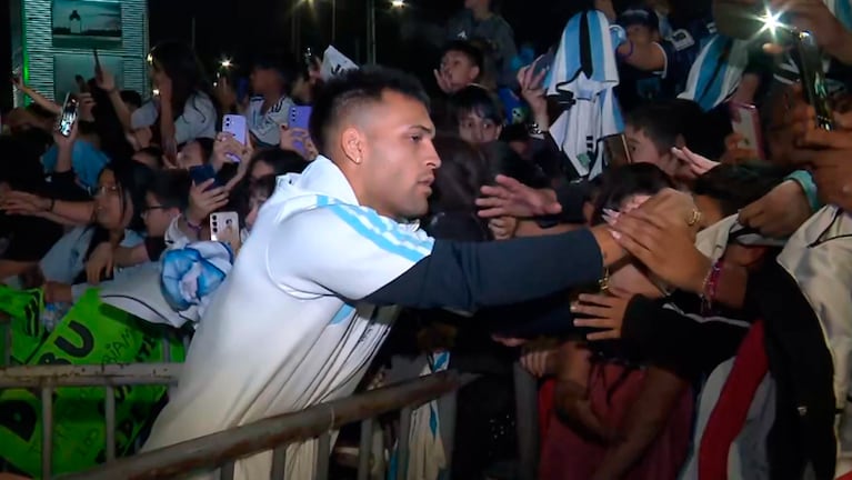 Lautaro Martínez, uno de los que se acercó a firmar autógrafos en Córdoba.