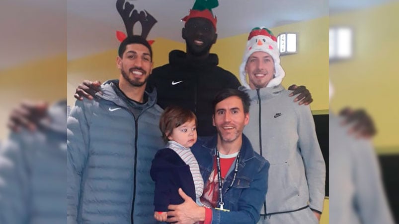 Lauti Molina y su papá junto a los jugadores de la NBA.