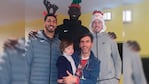 Lauti Molina y su papá junto a los jugadores de la NBA.