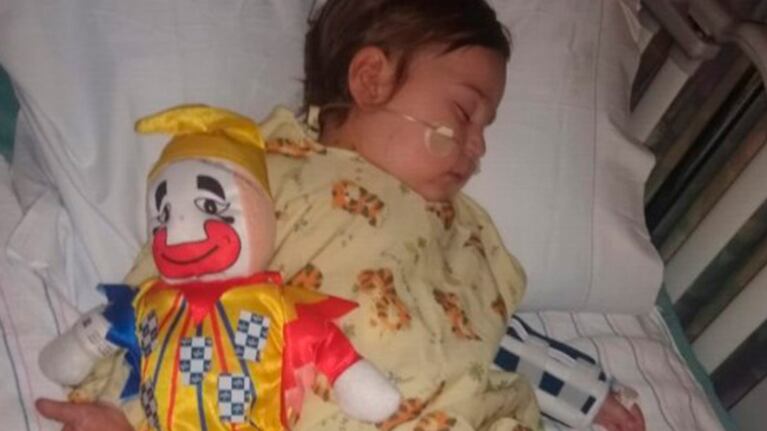 Lauti se recupera junto a su peluche de Piñón Fijo.