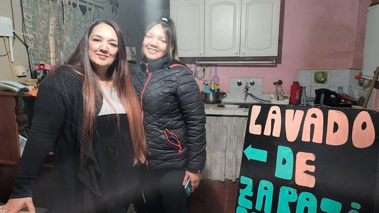 Lava zapatillas a mano para cubrir los gastos de la cena de egresados