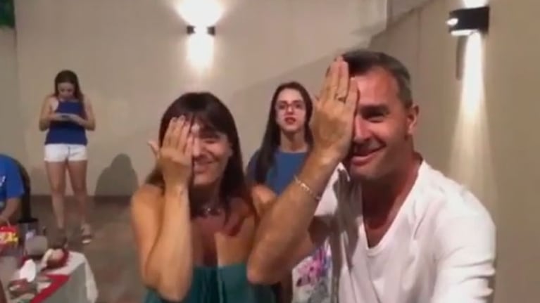 Lavallén y su esposa tapándose el ojo en homenaje al pirata cordobés.
