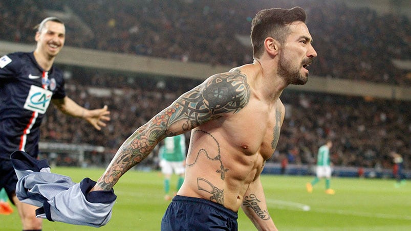 Lavezzi dio la cara tras ser escrachado con una tanga.