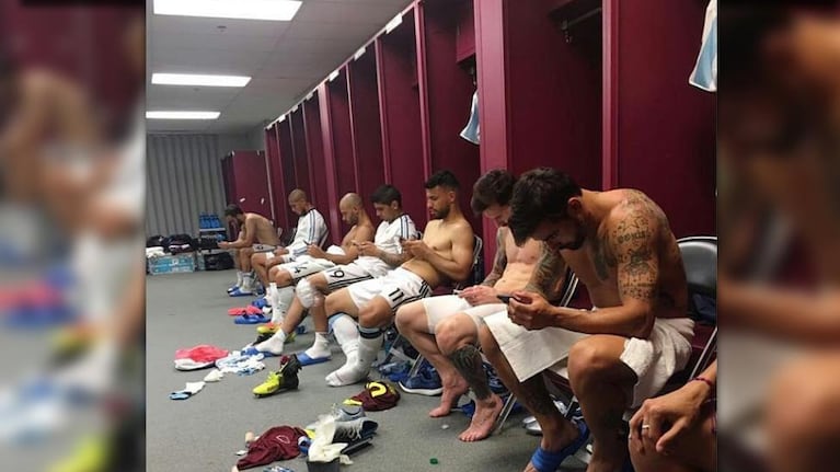 Lavezzi, Messi, Agüero y compañía concentrados... en el celular.