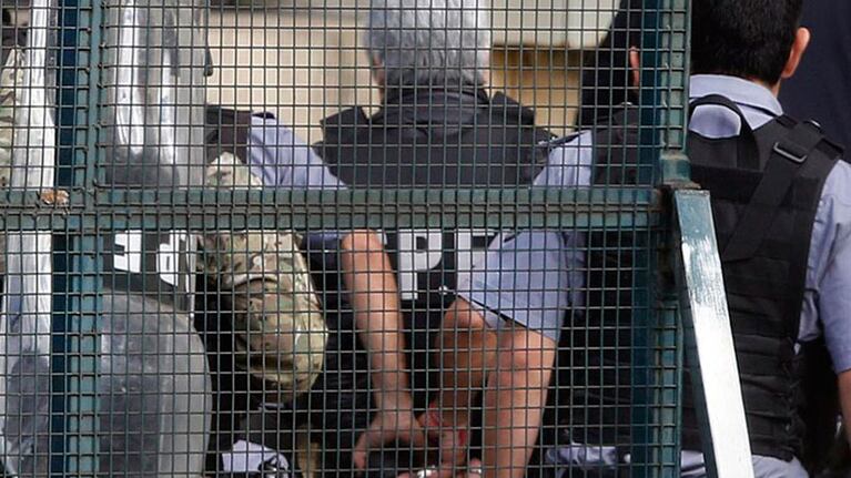 Lázaro Báez esposado ingresó a los tribunales de Comodoro Py. Foto: La Nación