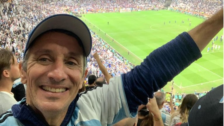 Lázaro estuvo en todos los partidos de Messi en Mundiales y lleva la bandera que hizo con Jorge Rojas a todas partes.