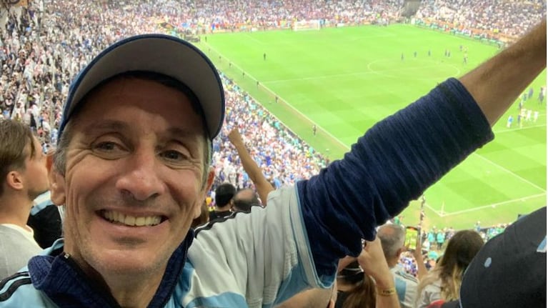 Lázaro estuvo en todos los partidos de Messi en Mundiales y lleva la bandera que hizo con Jorge Rojas a todos lados.