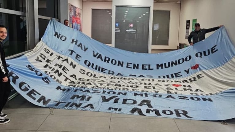 Lázaro estuvo en todos los partidos de Messi en Mundiales y lleva la bandera que hizo con Jorge Rojas a todos lados.