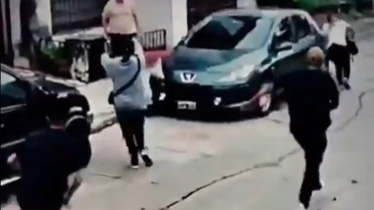 Le apuntaron para robarle el auto con su hija adentro. (Foto: captura video) 