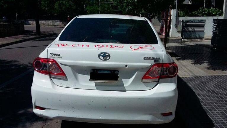 Le arruinó el Toyota por estacionarlo en su cochera