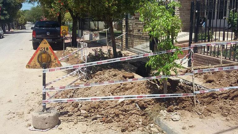 Le bloquearon el acceso a la casa por una rotura de caño de agua