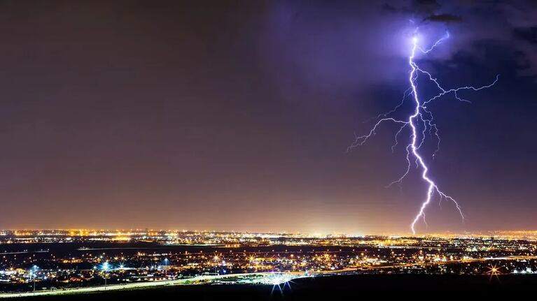 Le cayó un rayo por la nuca y le salió por la espalda.