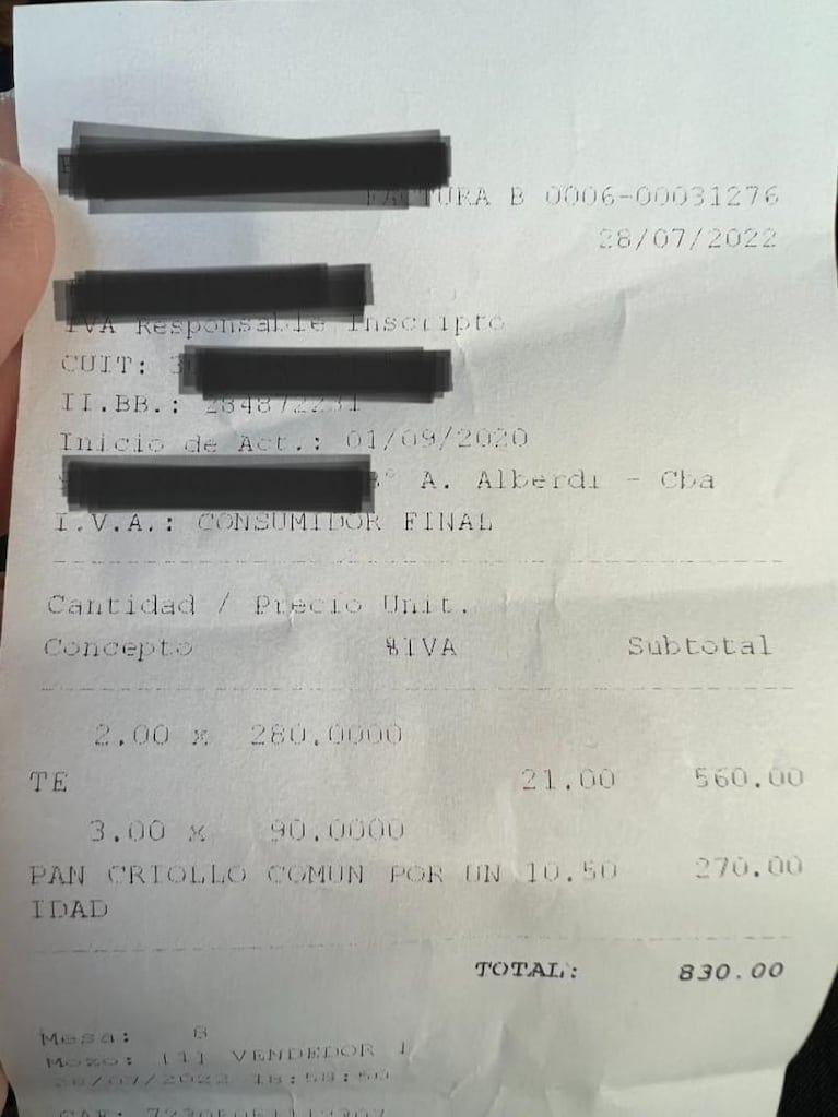 Le cobraron 830 pesos por dos tés y tres criollos comunes y se abrió el debate