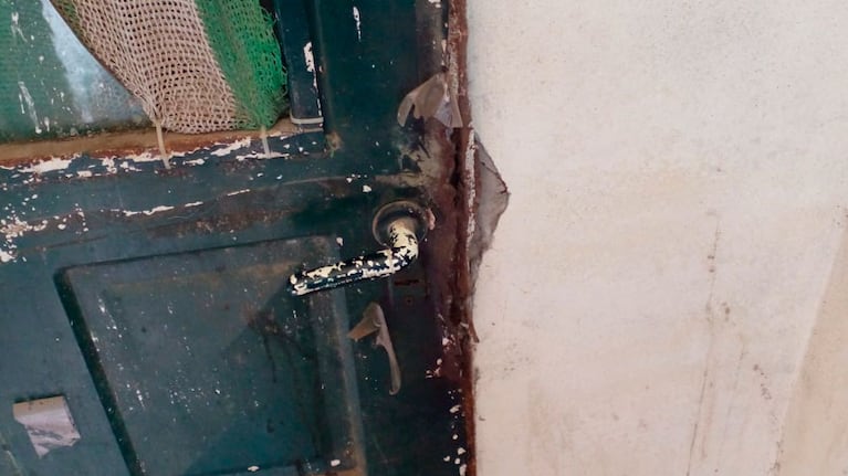 Le destrozaron la puerta, revolvieron la casa y robaron.