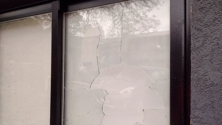 Le destrozaron las ventanas y la puerta de ingreso. Foto: Pablo Olivarez / El Doce.