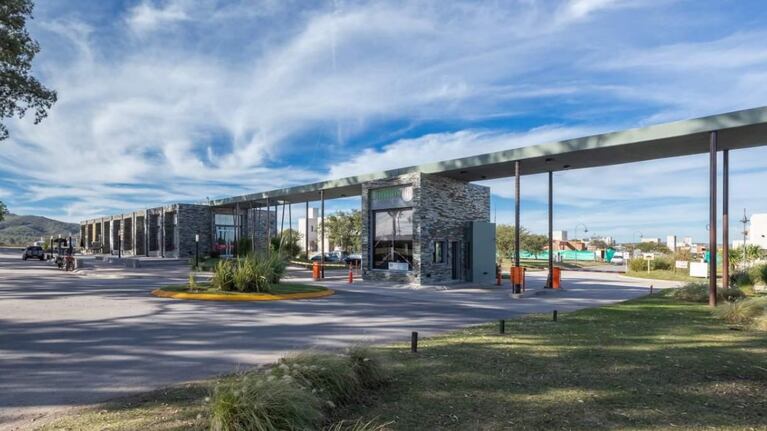 Le dieron vuelta la casa en un country de Córdoba: levantaron el piso buscando dinero