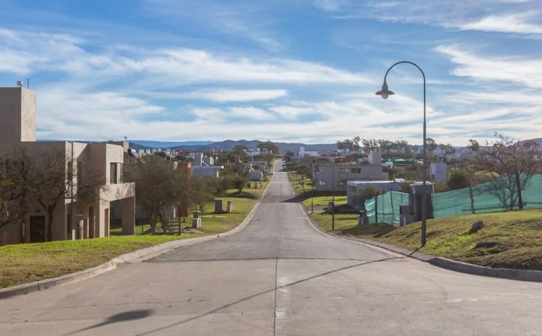 Le dieron vuelta la casa en un country de Córdoba: levantaron el piso buscando dinero