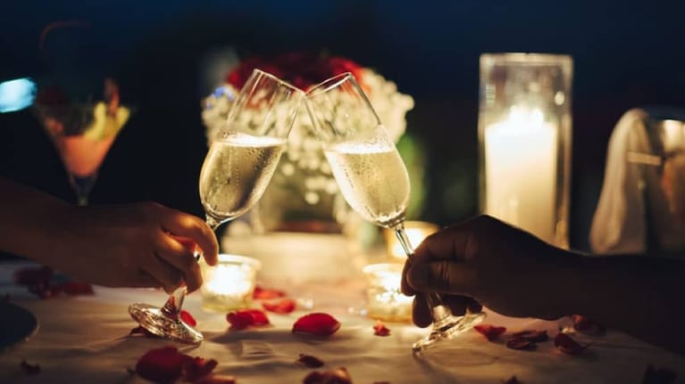 Le envió por error una reserva romántica a su novia y la suegra destapó las mentiras: “Estás para…”